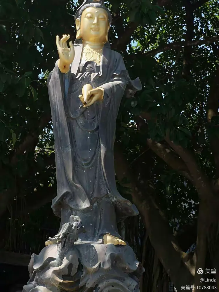 所赐,之后才有了万绿湖的万倾碧波,后人在镜花岭立观音神像,供人朝拜